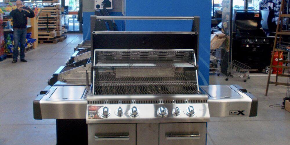 Der Sommer kann kommen! Über 450 Napoleon Griller aufgebaut
