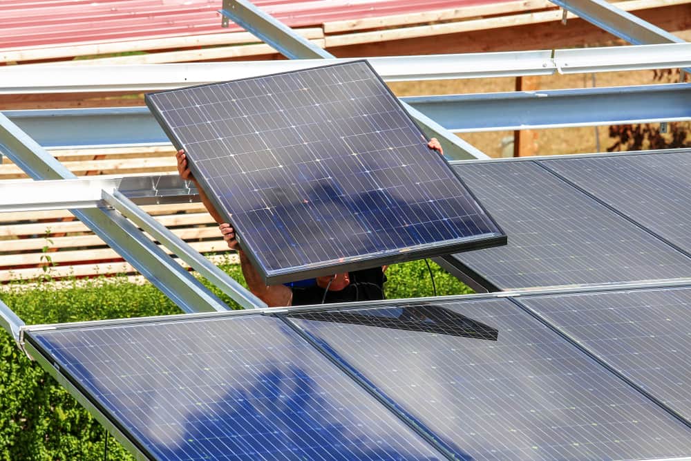 photovoltaik montage photovoltaik montage von mitarbeiter