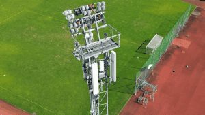 26 Smart-Arena-Strahler bei der Installation der Flutlichtanlage