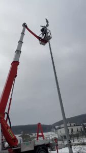 Installation der Flutlichtanlage vor Ort am Sportplatz beim SV - Wienerwald