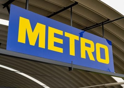 Großformatige Fassadengestaltung bei Metro Neusiedl
