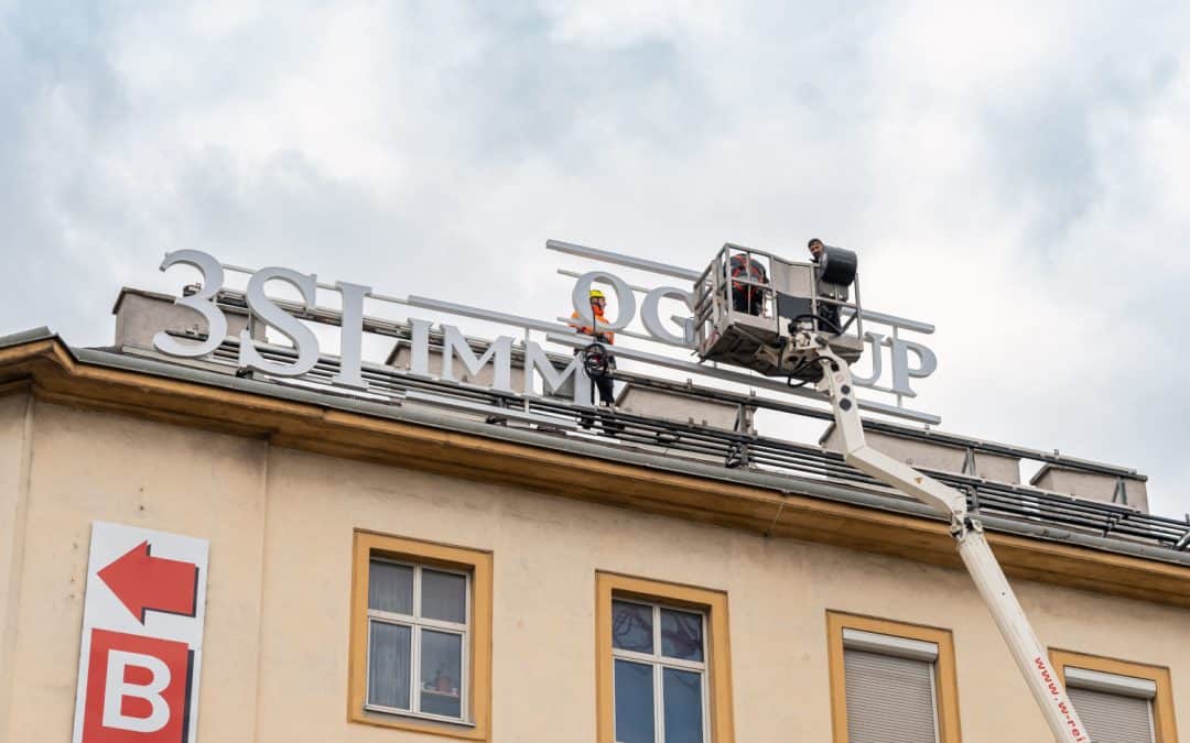 Werbeschildmontage über den Dächern von Wien