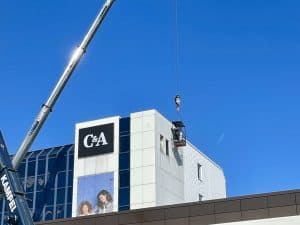 werbemontage am dach in wien 